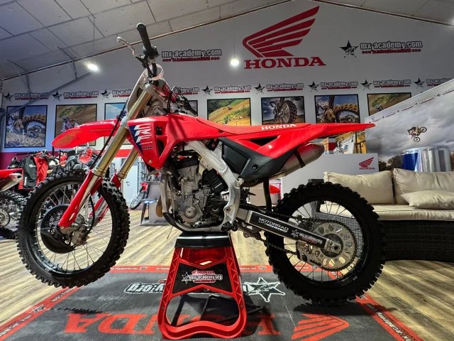 HONDA CRF250R Occasion in rot, 249 ccm kaufen — bei Honda Motorrad Zürich in Volketswil