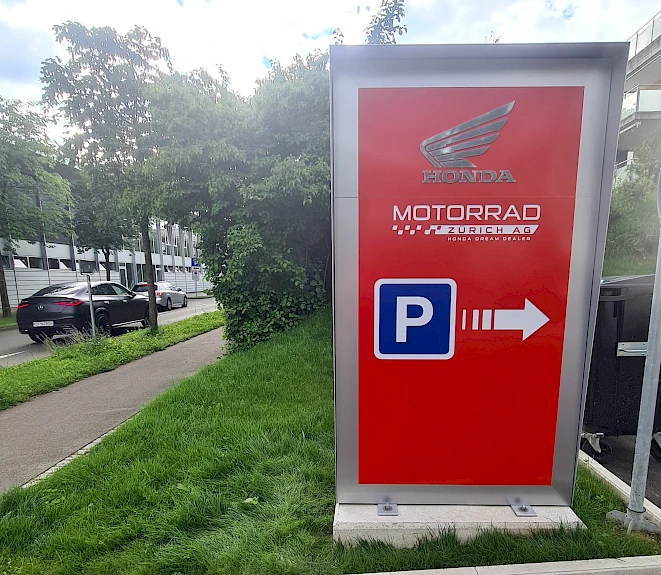 Motorrad Zürich AG Schweiz in Volketswil - gratis Parkplätze für Auto und Motorrad