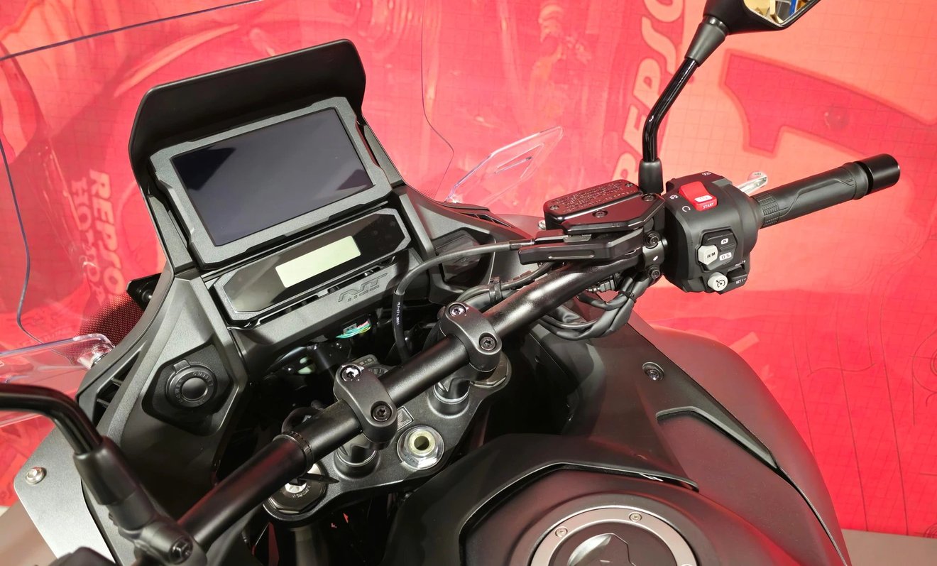 Honda NT1100 Cockpit mit 6,5 Zoll TFT-Touchscreen, Apple CarPlay und Android Auto serienmässig