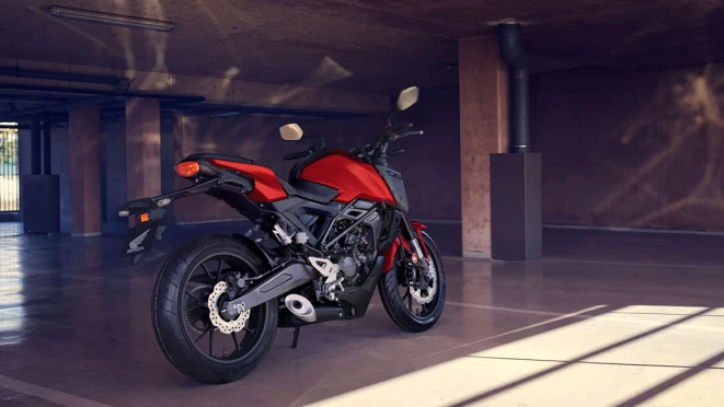 Honda CB125R Seitenansicht – 125er Motorrad mit LED-Technik in Volketswil