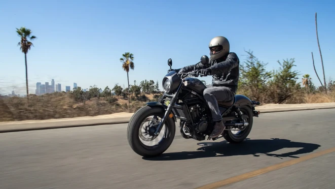 Honda Rebel 500 side view – Honda CMX500 Rebel bobber design at the Honda Dream Dealer Volketswil