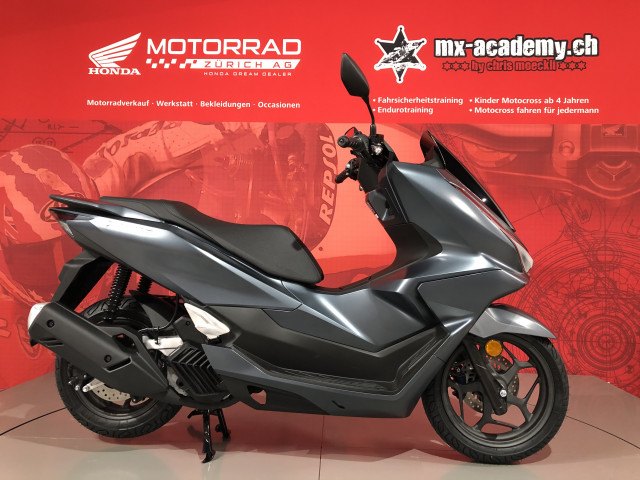 Honda PCX 125 in grey &ndash; 125 cc scooter with 9 kW for category A1, in stock in Volketswil ZH