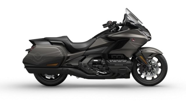 Moto routière Honda Gold Wing DCT argent – boîte à double embrayage avec aide à la manœuvre, essai à Volketswil près de Zurich