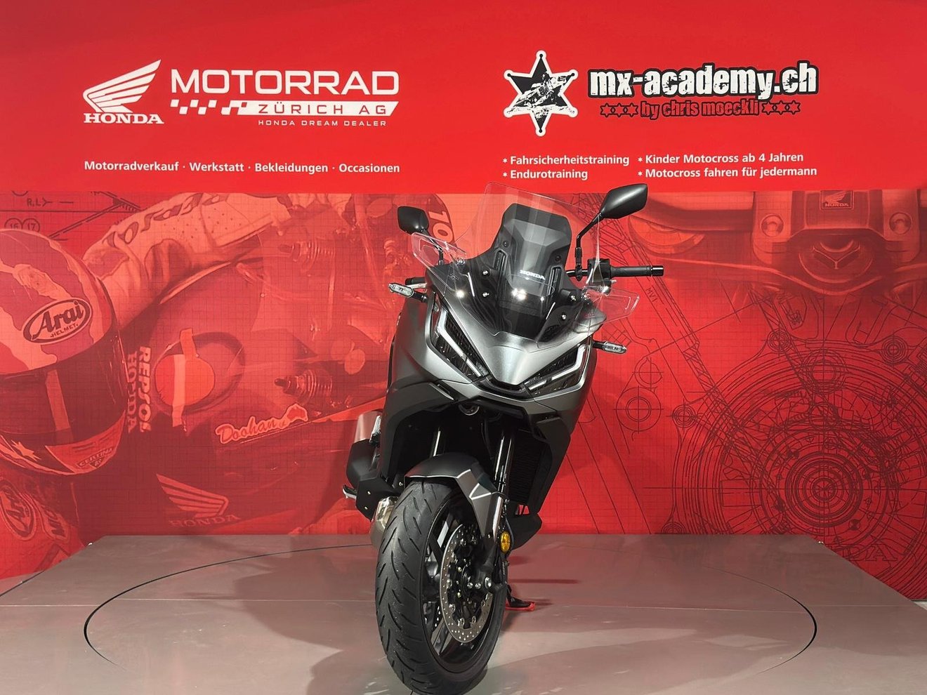 Honda NT1100 adjustable screen — five positions, 167 mm of adjustment