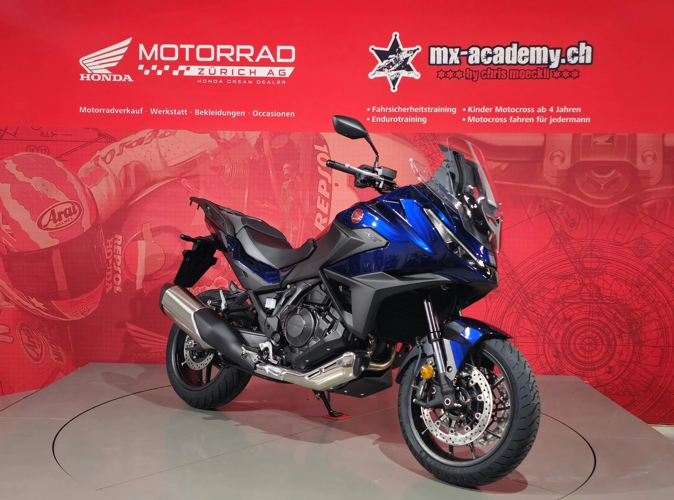 Honda NT1100 DCT 2025 Pearl Hawkseye Blue — sport tourer with dual clutch transmission