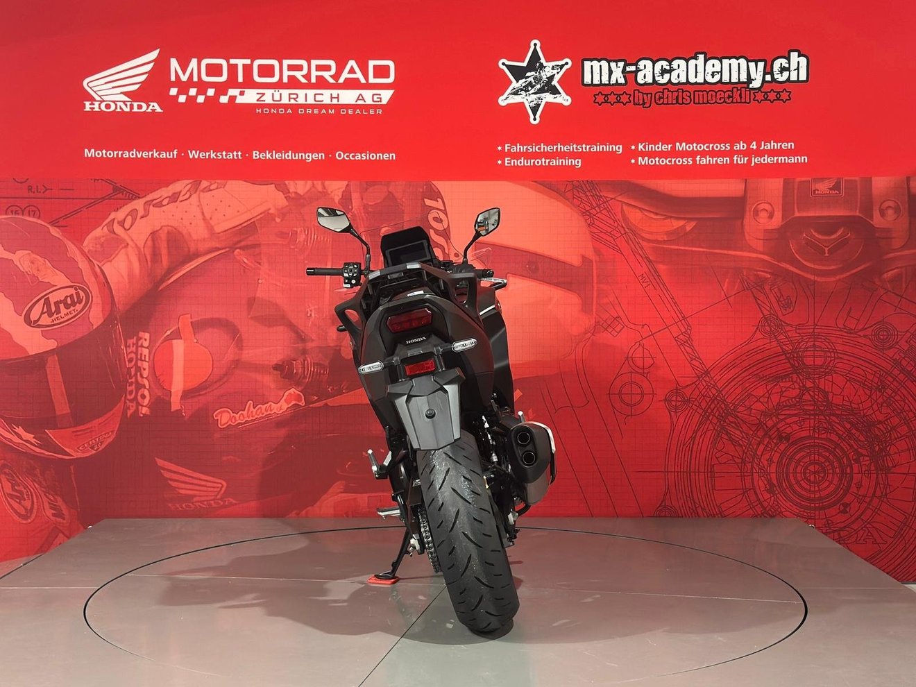 Honda NT1100 DCT Electronic Suspension 2026 Gunmetal Black Metallic — sport tourer with Showa EERA suspension