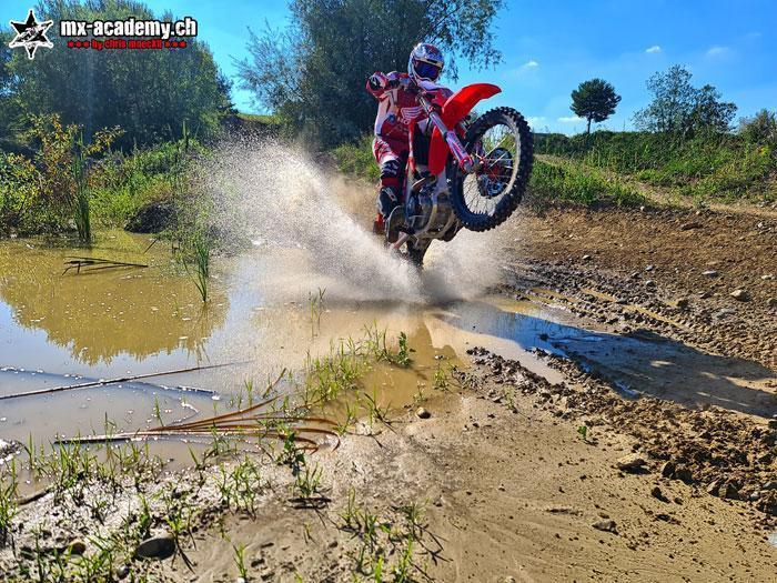 Enduro Training Schweiz – Bachüberquerung im Gelände mit dem Enduro Motorrad