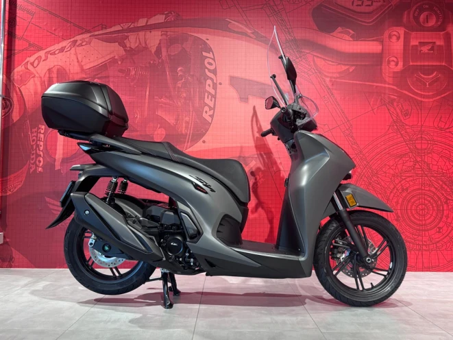 125cc scooter in grey with top box and windscreen – commuter machine for the ride to work