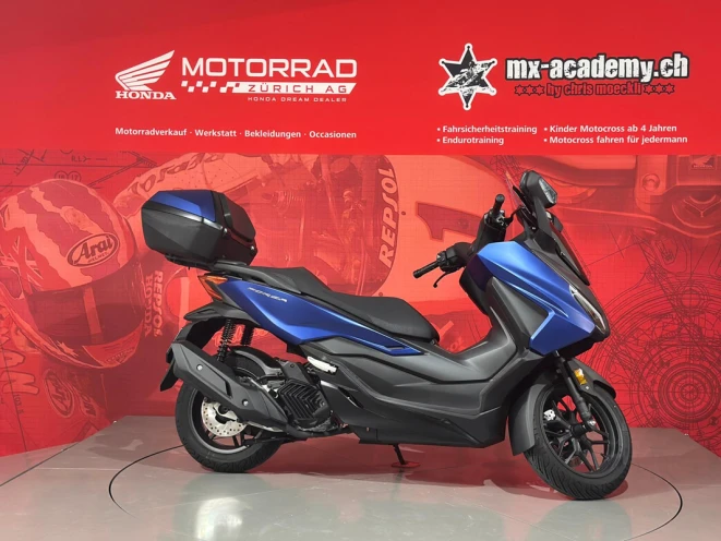 Buy a scooter – blue maxi scooter with top box in the showroom in the canton of Zurich