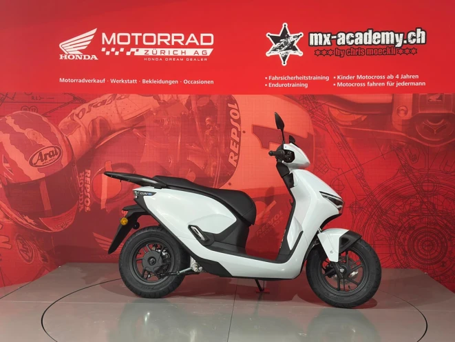 Electric scooter in white – emission-free machine in the showroom in Volketswil ZH