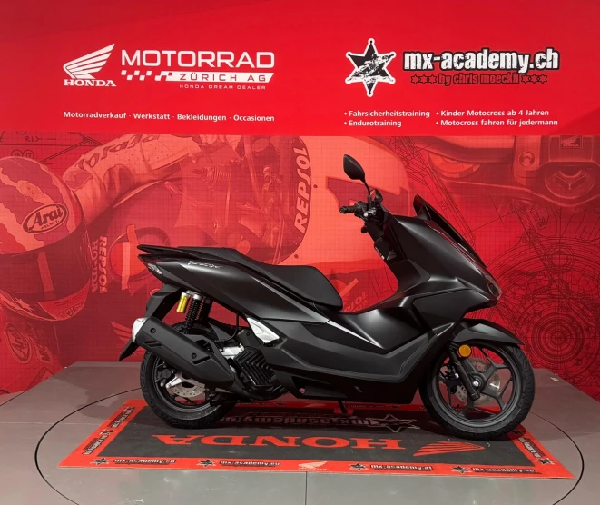 Moto Shop Z&uuml;rich &ndash; Roller und Scooter mit 125 ccm im Verkaufsraum