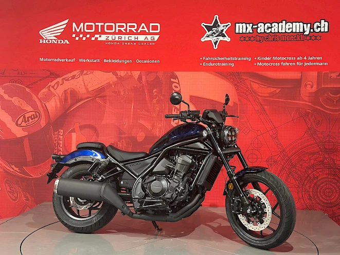 Dark blue Honda CMX1100 Rebel DCT in the Honda Motorrad Zürich showroom – category A cruiser