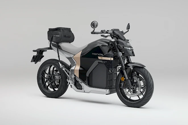 Honda WN7 in black and gold with tail bag, studio shot – A1 electric motorcycle without exhaust emissions