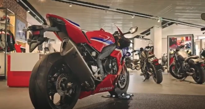 Motorcycle deals and clearance – red Honda Fireblade in the showroom of Honda Motorrad Zürich