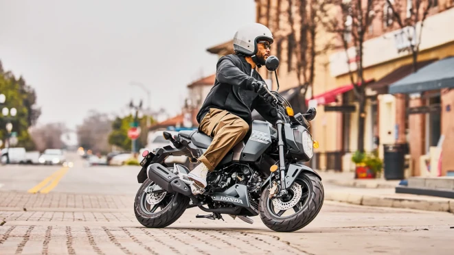 Vue latérale de la Honda Grom 125 – moto 125 compacte chez le Honda Dream Dealer
