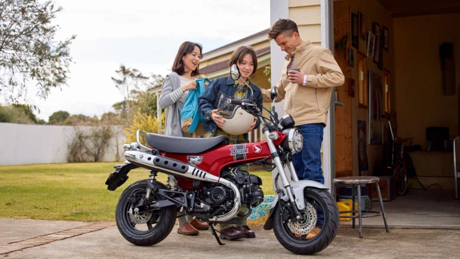 Détail de la Honda DAX 125 – moto légère au style rétro chez le Honda Dream Dealer de Volketswil