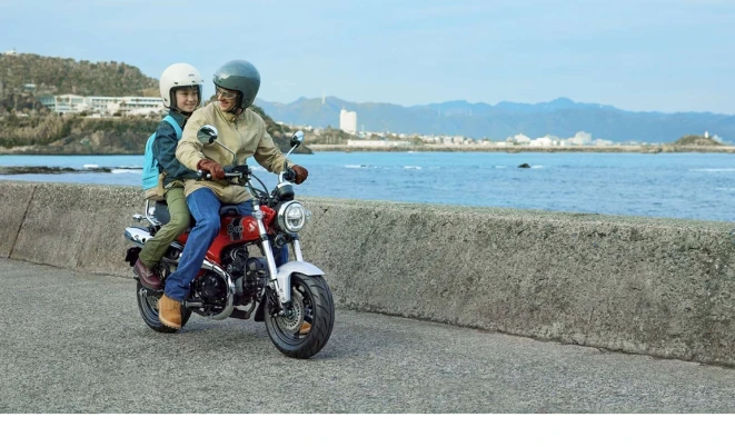 Moto 125 rétro Honda DAX 125 (DAX125) avec selle étagée, Zurich