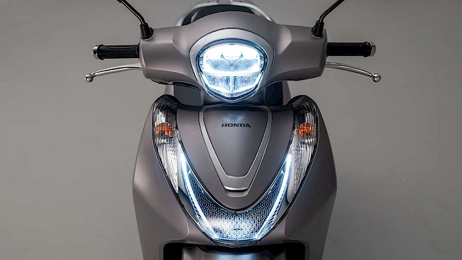 Vue de face du Honda SH125 avec éclairage LED allumé – scooter A1 à grandes roues