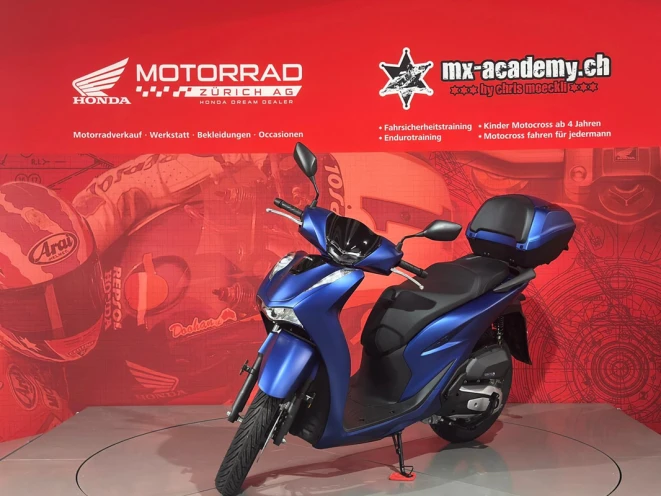 Scooter 125 cm³ bleu avec top case – scooter à grandes roues vu de face