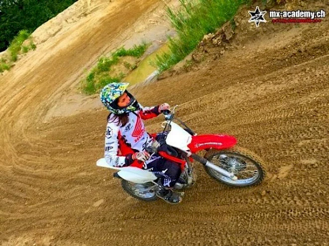 Cadeau pour motardes : journée de cours le samedi avec sa propre moto