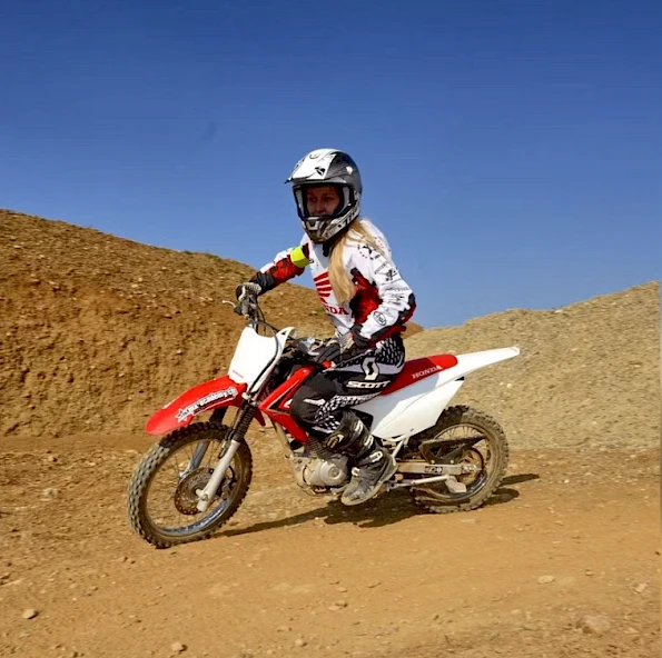 Femmes apprenant à rouler en moto Honda avec Honda Motorrad Zürich AG à Volketswil ZH