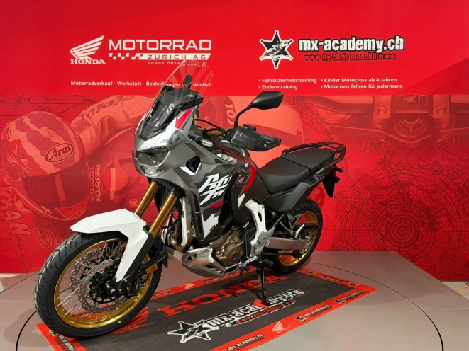 CRF1100 Africa Twin Adventure Sports cinzenta 2026 da Honda com suspensão eletrónica no Honda Dream Dealer de Zurique