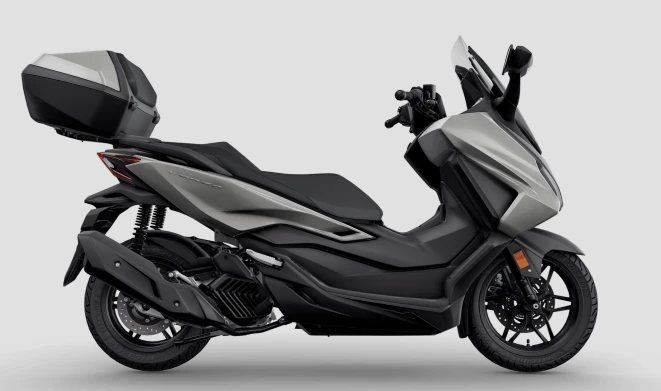 Maxiscooter prateada com top case – scooter com elevada proteção contra o vento e painel de instrumentos digital