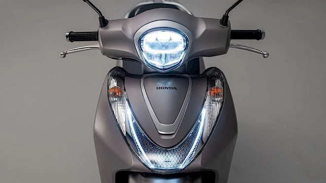 Vista frontale dello scooter Honda SH125 con illuminazione LED accesa – scooter A1 a ruota alta