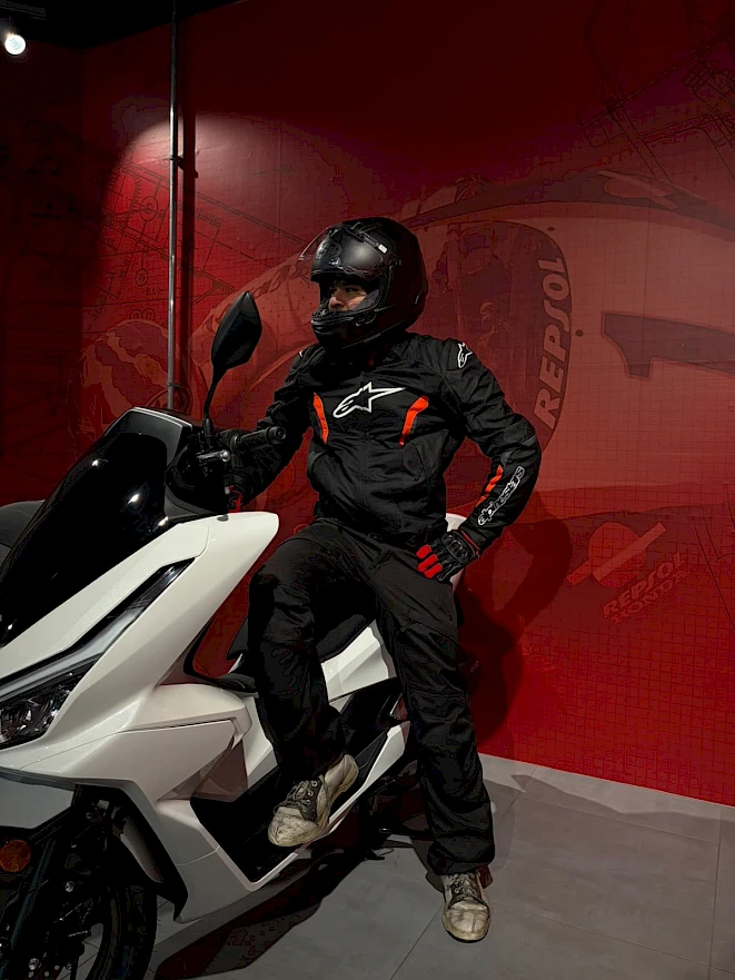 Motorradbekleidung mieten in Zürich – Fahrer im Alpinestars Komplett-Set mit Helm auf dem Mietroller