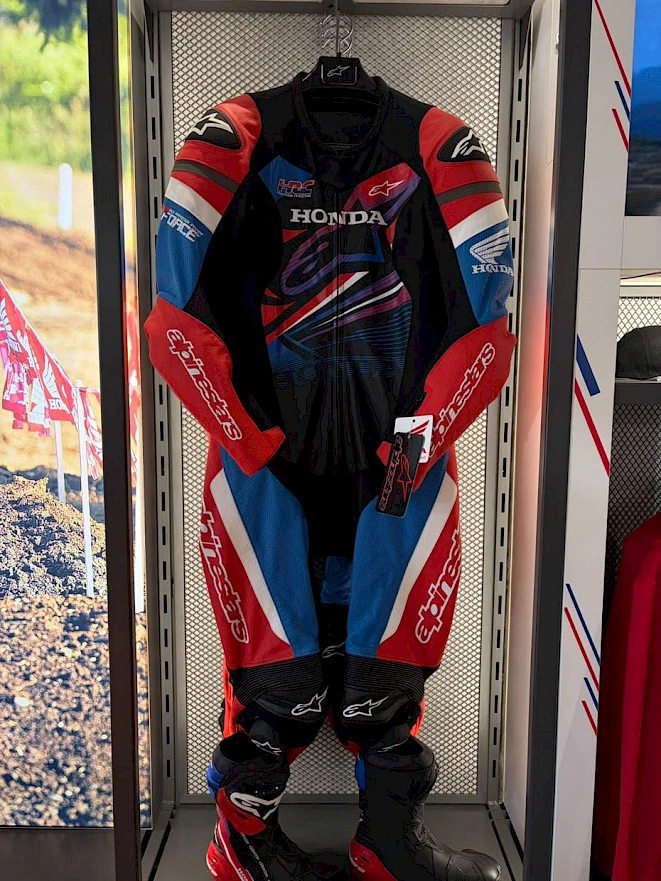 Combinaison cuir moto – une pièce Alpinestars au design Honda HRC