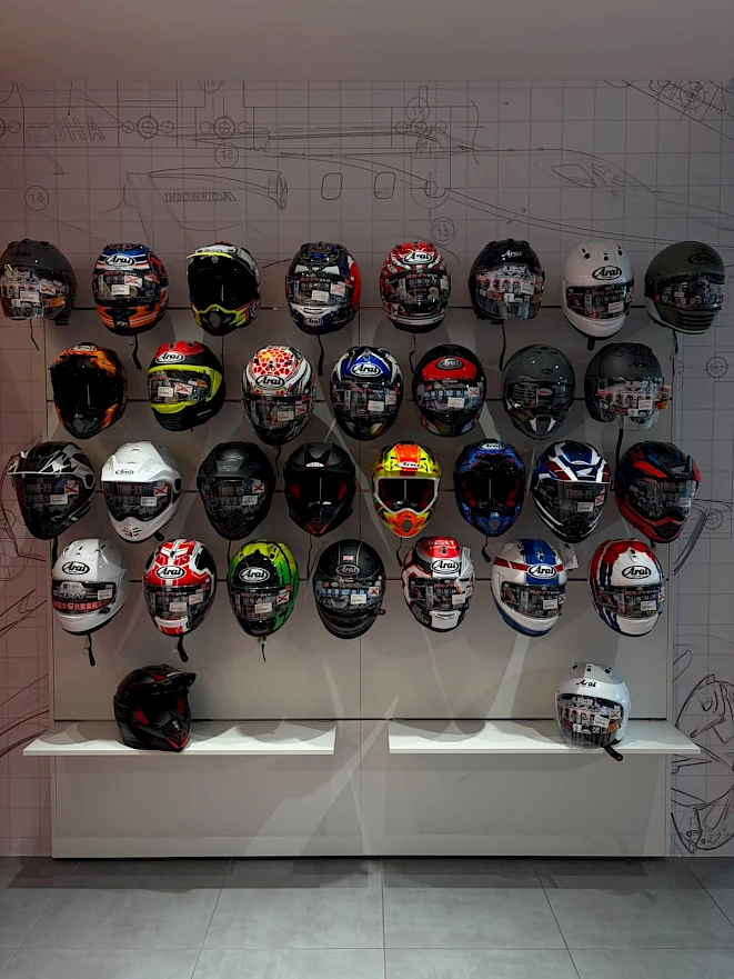 Casco moto a Zurigo – parete di caschi integrali e caschi da cross in negozio