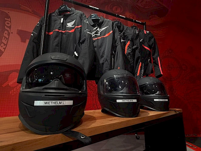 Alquiler de casco de moto – cascos de alquiler en varias tallas delante de las chaquetas de alquiler