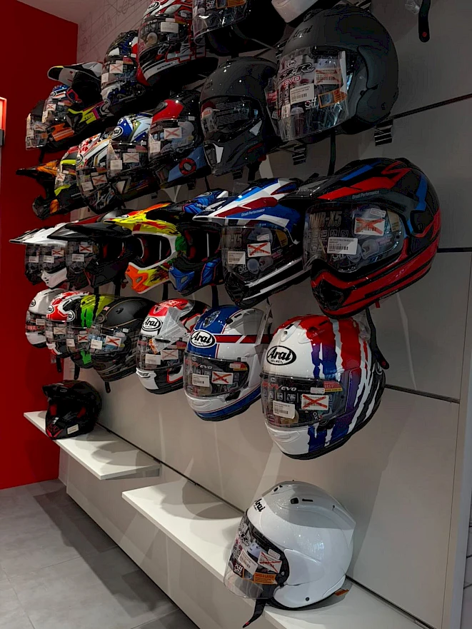 Loja de capacetes – capacetes integrais e de cross Arai expostos