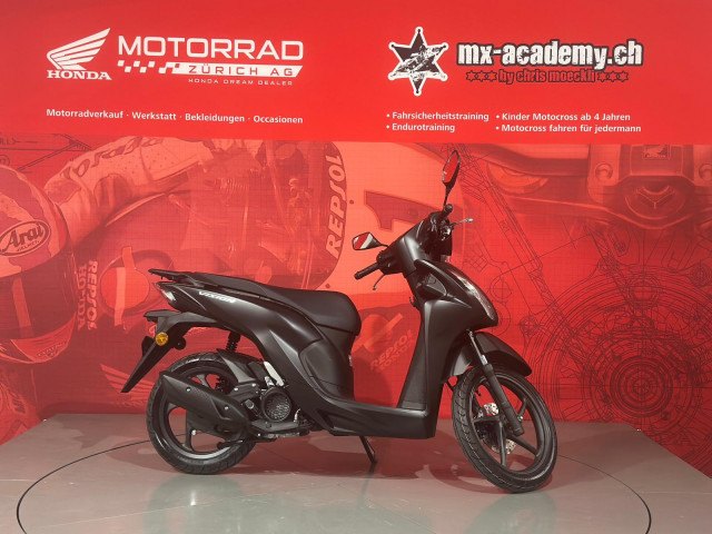 Buy a scooter &ndash; black 125cc scooter in the showroom in Volketswil ZH