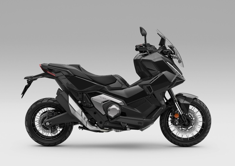Buy a scooter &ndash; black adventure scooter with 745 cc and windscreen