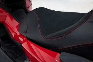 Accessoire d’origine Honda ADV350 – selle confort à surpiqûre rouge