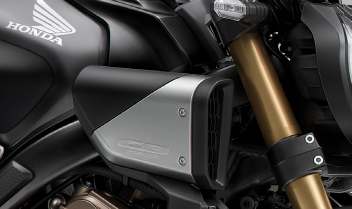 Honda CB 650 R side cover in Neo Sports Caf&eacute; design &ndash; genuine accessories