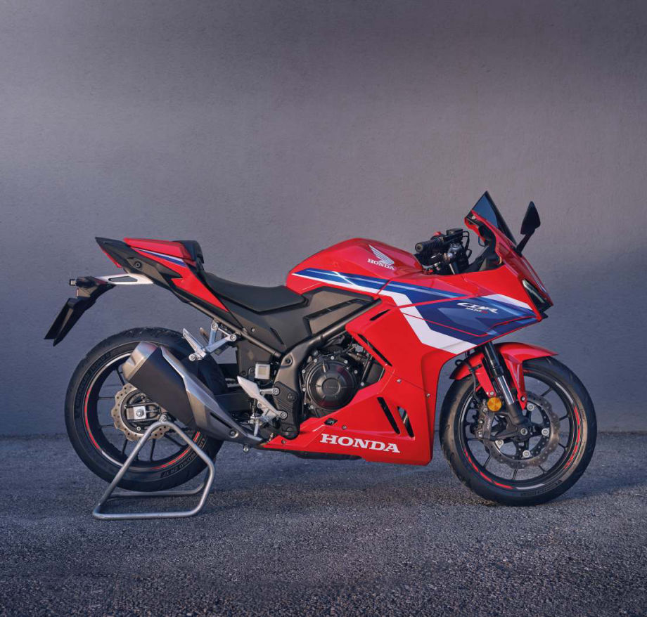 Accessoires d’origine sur la Honda CBR500R : Pack Racing avec bulle teintée, capot de selle passager rouge et autocollants de jante