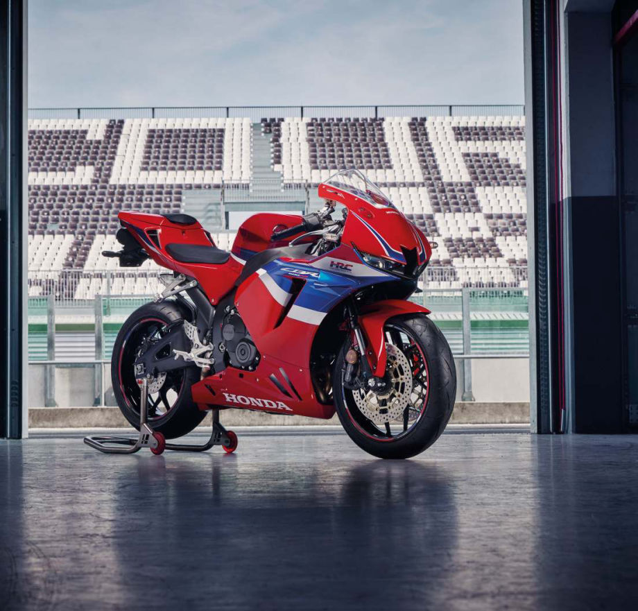 Accessoires d’origine sur la Honda CBR600RR : Pack Racing avec capot de selle passager rouge et autocollants de jante Tricolor