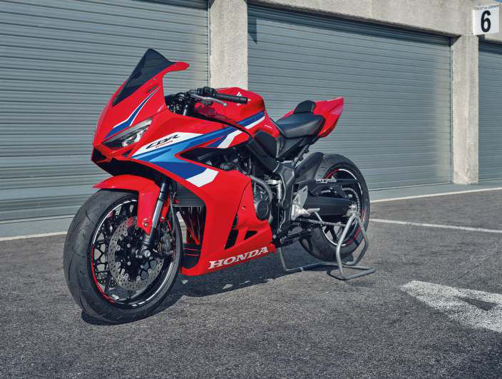 Accessoires d’origine sur la Honda CBR650R : Pack Racing avec bulle haute teintée et capot de selle passager rouge