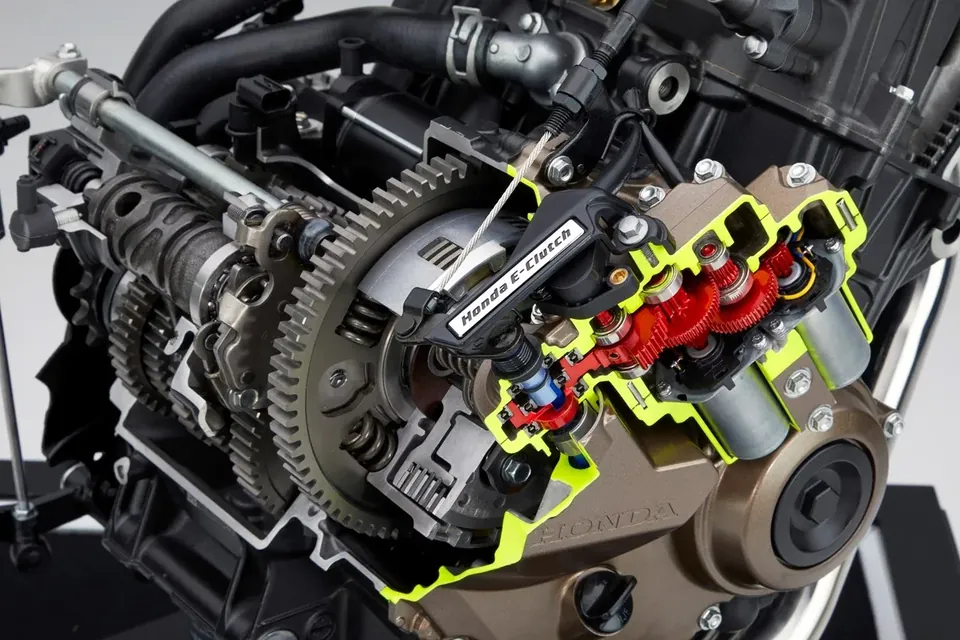 Funzionamento della Honda E-Clutch: attuatore con due motorini elettrici sulla frizione del quattro cilindri