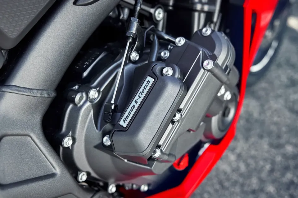 Honda E-Clutch sul motore della Honda CBR650R – coperchio con scritta sopra l’attuatore