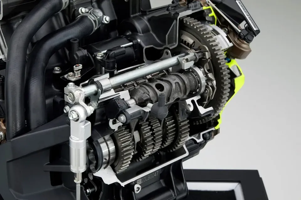 Honda E-Clutch: shift shaft and gearbox as on a manual gearbox, gears are selected with the foot lever