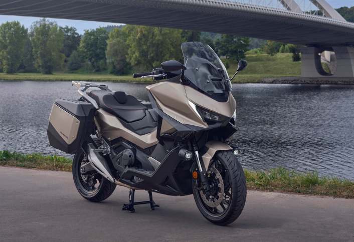 Honda Forza 750 mit hohem Windschild und Seitenkoffern &ndash; Maxiscooter f&uuml;r die Autobahn