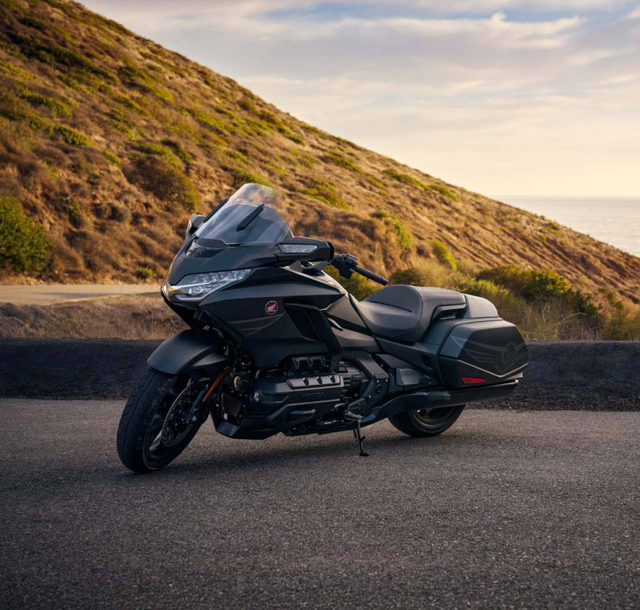 Moto routière Honda Gold Wing Bagger avec valises latérales et bulle, sans top case