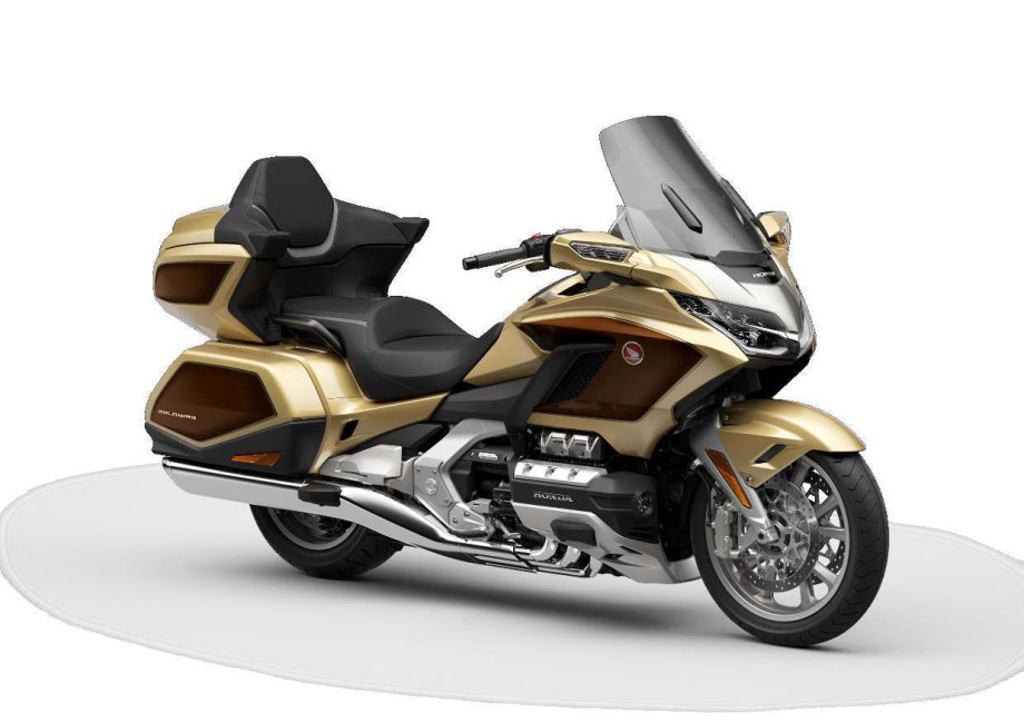 Moto routière Honda Gold Wing Tour avec top case, dosseret passager, bulle haute et feux antibrouillard LED