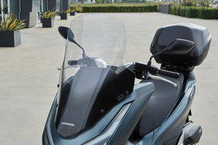 Honda PCX125 genuine accessories &ndash; tall screen on the scooter