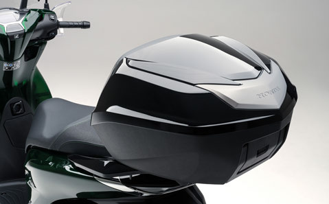 Honda SH genuine accessories &ndash; Smart Top Box mounted on the carrier of the SH