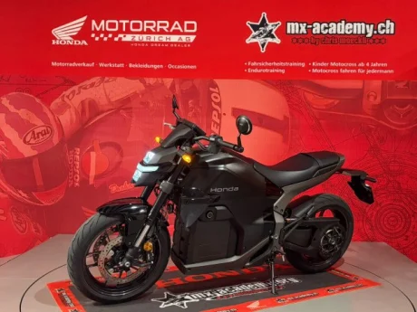 Moto électrique Honda WN7 dans le showroom de Volketswil ZH – vue avant gauche