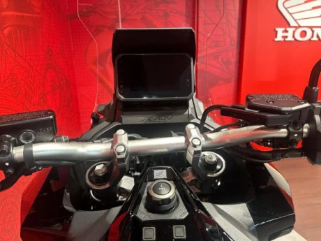 Honda X-ADV750 cockpit with storage &ndash; commuting, weekend tour and alpine pass
